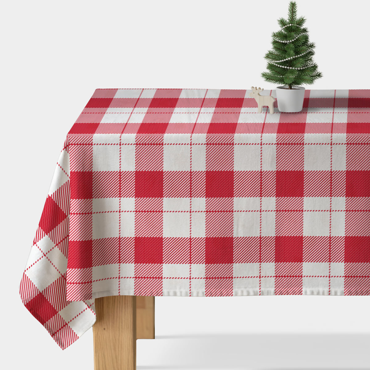 obrus świąteczny w czerwono-kremową kratę na stole w eleganckiej jadalni