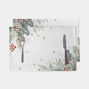 biała podkładka świąteczna z zielonymi gałązkami i czerwonymi jagodami
