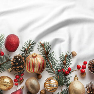 świąteczna podkładka ze szyszkami i zielonymi gałązkami