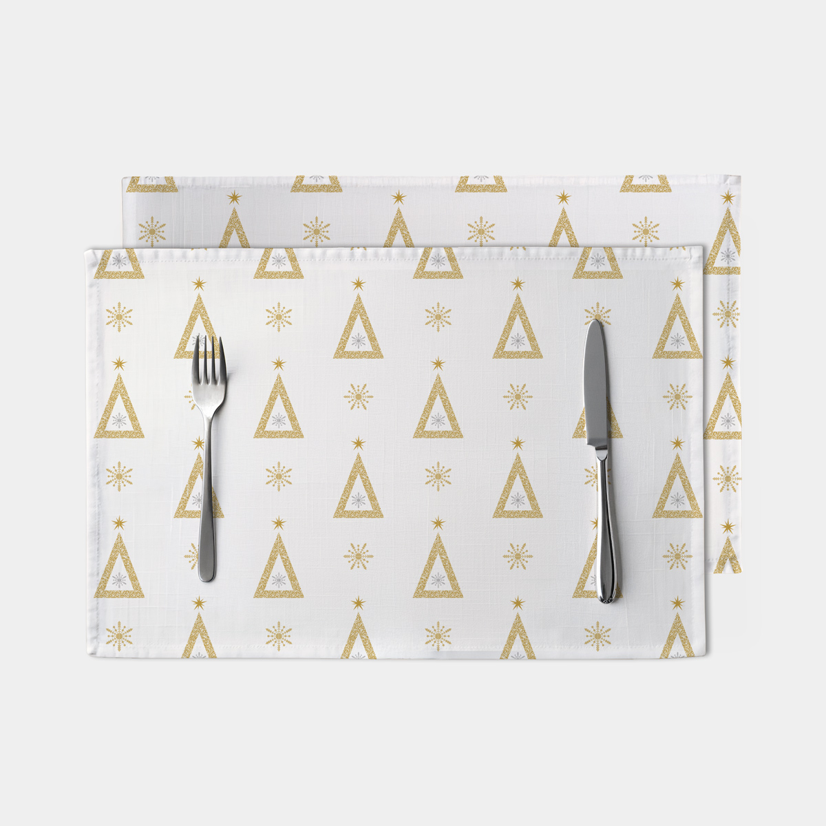 biała podkładka stołowa ze złotymi choinkami