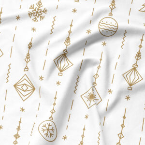 Świąteczna podkładka na stół – biała ze złotymi wiszącymi ozdobami – ujęcie z bliska