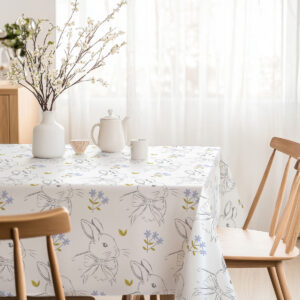 Obrus na Wielkanoc w jasnym wnętrzu z naturalnymi dodatkami