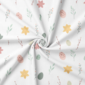 biały obrus wielkanocny z delikatnym wzorem pisanek