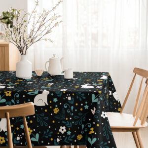 Czarny obrus wielkanocny w zajączki i kwiaty – detal tkaniny