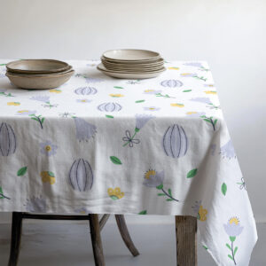 Pastelowy obrus wielkanocny na stole w jasnej aranżacji