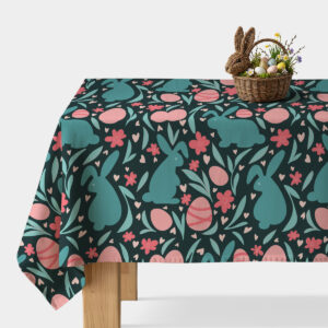 Obrus wielkanocny na wymiar - zielony z zajączkami i jajkami na stole w jasnym wnętrzu