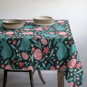 Obrus wielkanocny na wymiar - zielony z zajączkami i jajkami na stole z zastawą (zbliżenie)