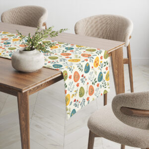 Bieżnik na drewnianym stole widok z boku z dekoracyjnym wazonem i naturalnymi dodatkami