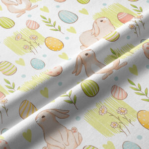 Zbliżenie na fakturę tkaniny i akwarelowe detale króliczka oraz pisanek