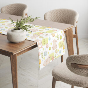 Bieżnik rozłożony na drewnianym stole z doniczką i krzesłami w tle