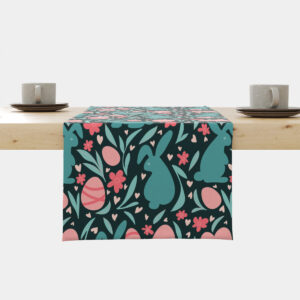 Bieżnik na stole z motywem wielkanocnych zajączków i pisanek, widok centralny