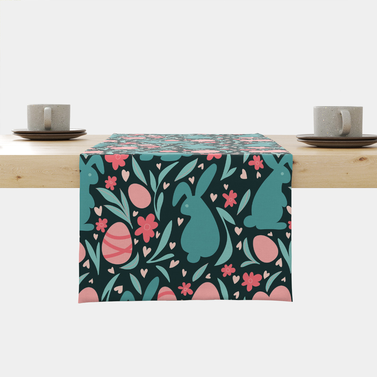 Bieżnik na stole z motywem wielkanocnych zajączków i pisanek, widok centralny