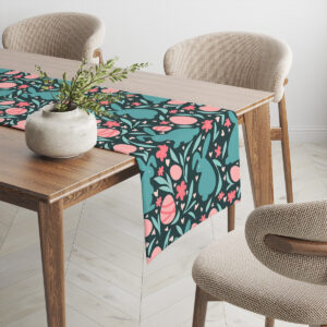 Perspektywa bieżnika na stole z roślinną dekoracją i krzesłem w tle