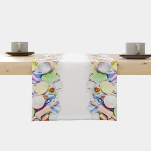 bieżnik z motywem pisanek i lukrowanych ciasteczek rozłożony na jasnym blacie