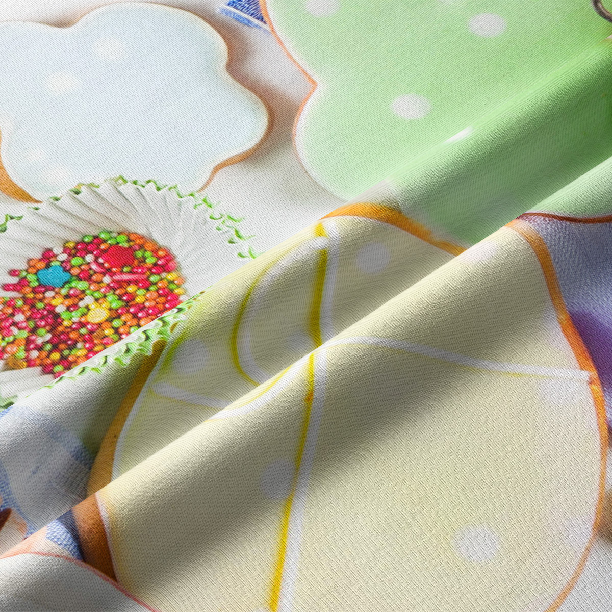 zbliżenie na detal z pastelowymi ciasteczkami, posypką i miękką tkaniną