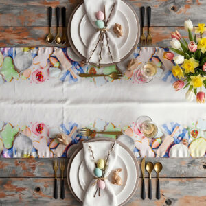 aranżacja stołu z bieżnikiem, zastawą, złotymi sztućcami i bukietem tulipanów