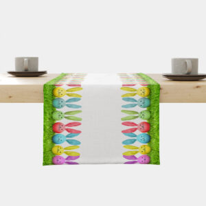 Bieżnik rozłożony na drewnianym stole z bordiurą kolorowych pastelowych zajączków i trawiastym brzegiem