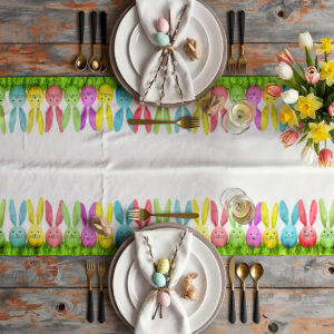 Widok z góry na bieżnik w aranżacji stołu z talerzami, sztućcami i wiosennym bukietem tulipanów