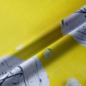 Zbliżenie na fakturę tkaniny i detal pisanki z abstrakcyjnym nadrukiem