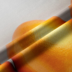 Zbliżenie na fakturę tkaniny i metaliczny połysk wzoru złotego jajka