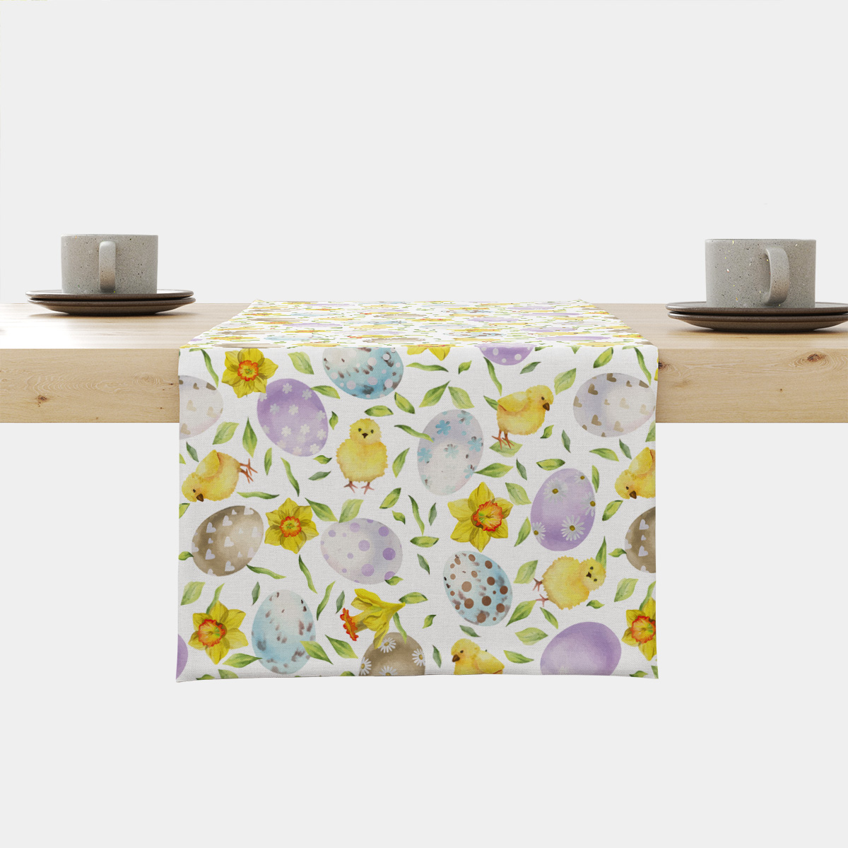 Widok główny bieżnika na stole z akwarelowymi pisankami, kurczaczkami i żonkilami