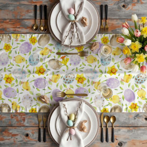 Aranżacja stołu z bieżnikiem, talerzami, serwetkami i wiosennymi dekoracjami