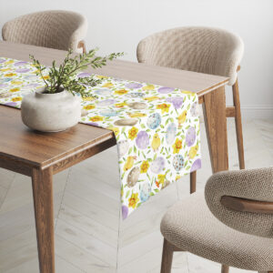 Bieżnik ułożony na drewnianym stole z wazonem kwiatów i krzesłami w tle