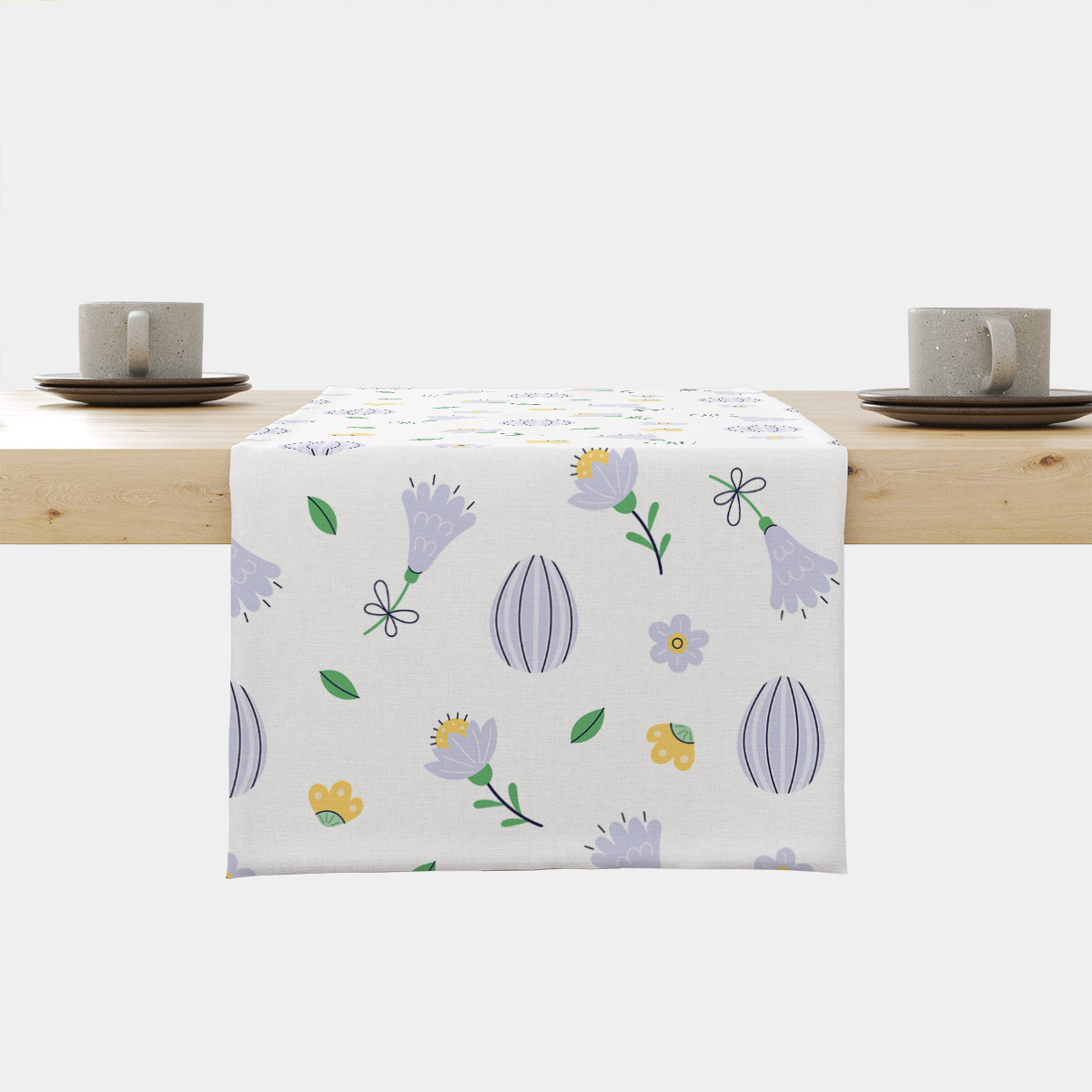 Bieżnik z delikatnym wzorem fioletowych kwiatków i zielonych listków na jasnym tle, ujęcie centralne