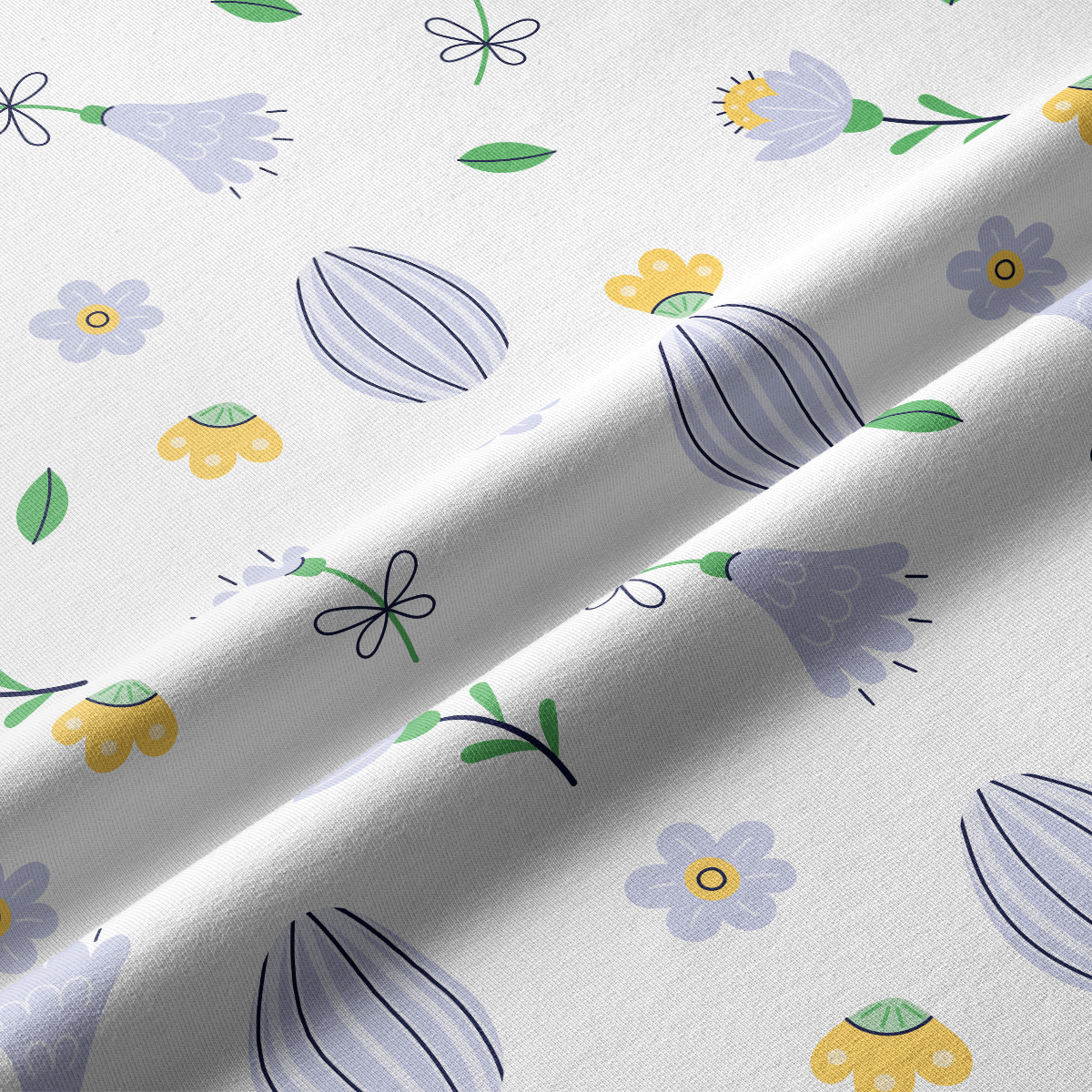 Zbliżenie na fakturę tkaniny i szczegóły nadruku fioletowych kwiatów oraz żółtych akcentów