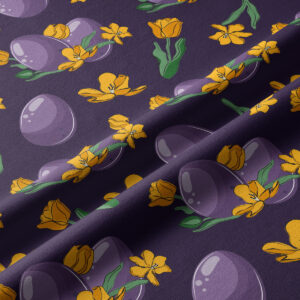 Zbliżenie na wzór bieżnika pokazujące fioletowe pisanki i żółte tulipany oraz fakturę tkaniny