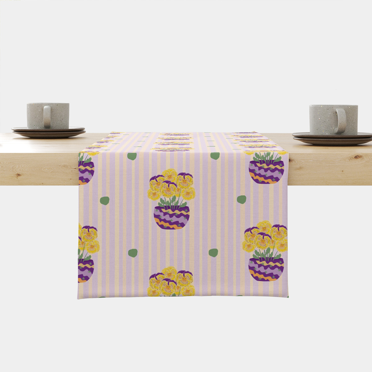 Bieżnik na drewnianym stole z wzorem pastelowych pasków i doniczkami z żółto-fioletowymi bratkami
