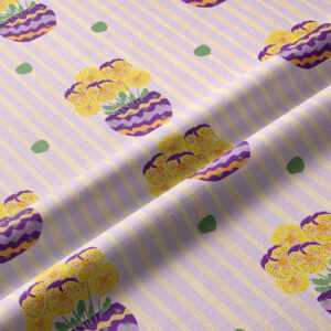 Zbliżenie na tkaninę z paskami i motywem bratków pokazujące strukturę i szczegóły wzoru