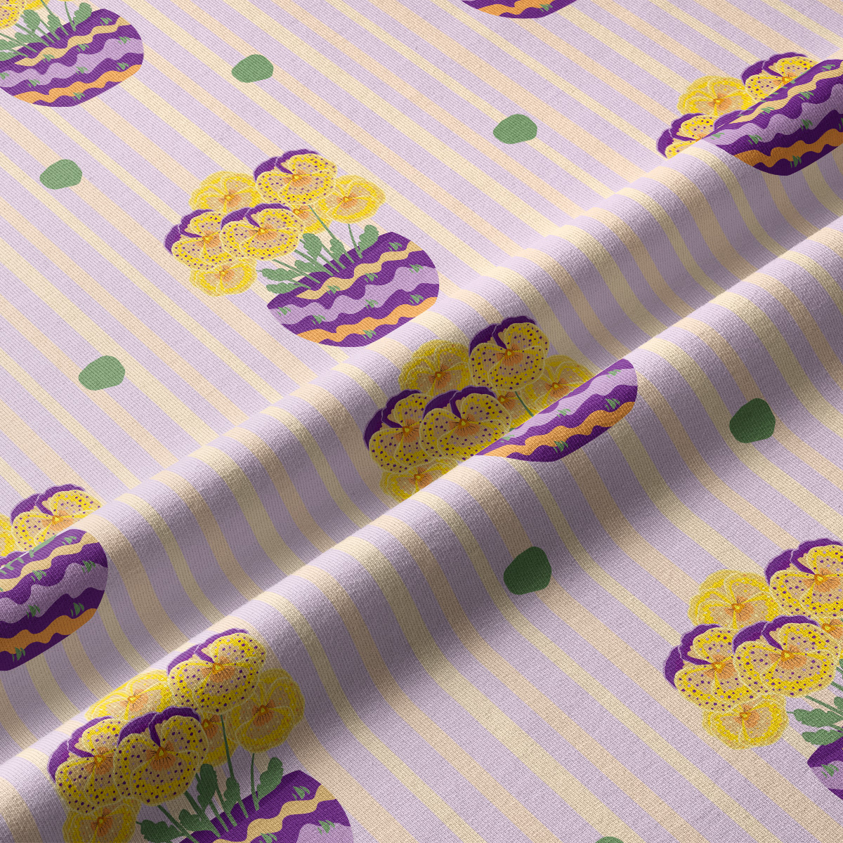 Zbliżenie na tkaninę z paskami i motywem bratków pokazujące strukturę i szczegóły wzoru