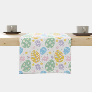 Bieżnik z pastelowymi pisankami ułożony na drewnianym stole, widok frontalny