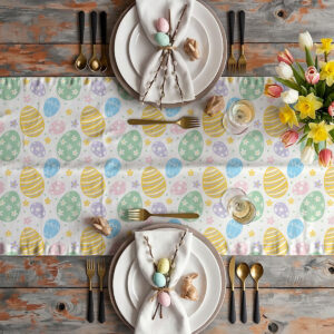 Aranżacja stołu z bieżnikiem, zastawa, dekoracje wielkanocne i bukiet tulipanów