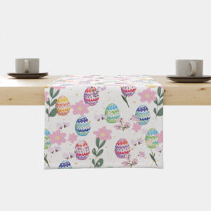 Bieżnik z motywem pastelowych pisanek i różowych kwiatów na drewnianym stole, widok z przodu
