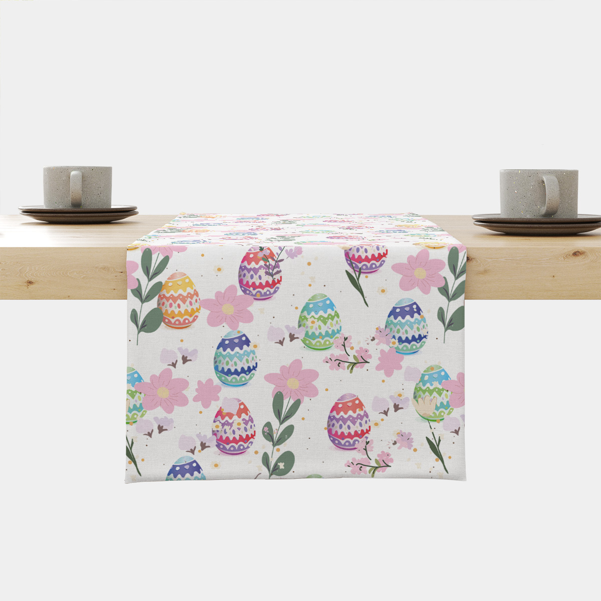 Bieżnik z motywem pastelowych pisanek i różowych kwiatów na drewnianym stole, widok z przodu