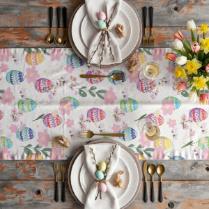 Aranżacja stołu z bieżnikiem, zastawą, dekoracjami wielkanocnymi i bukietem tulipanów