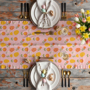 Stół nakryty bieżnikiem w wiosennym motywie z talerzami, serwetkami i bukietem tulipanów