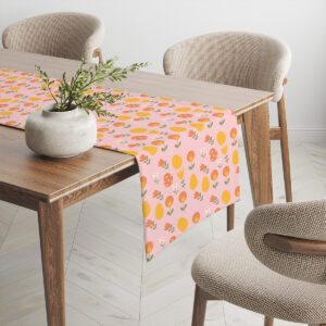 Widok bieżnika ułożonego na stole z dekoracyjną donicą i krzesłami w neutralnych odcieniach