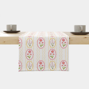 Bieżnik z motywem pastelowych pisanek i różowych kwiatów ułożony na drewnianym stole, widok z przodu