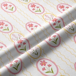 Zbliżenie na fakturę tkaniny i wzór z różowymi kwiatami oraz złotymi falistymi liniami