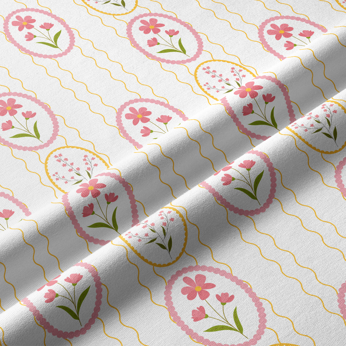 Zbliżenie na fakturę tkaniny i wzór z różowymi kwiatami oraz złotymi falistymi liniami
