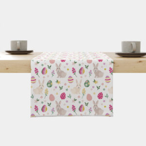 Bieżnik na stół z pastelowym wzorem króliczków i pisanek, ujęcie frontowe na drewnianym stole