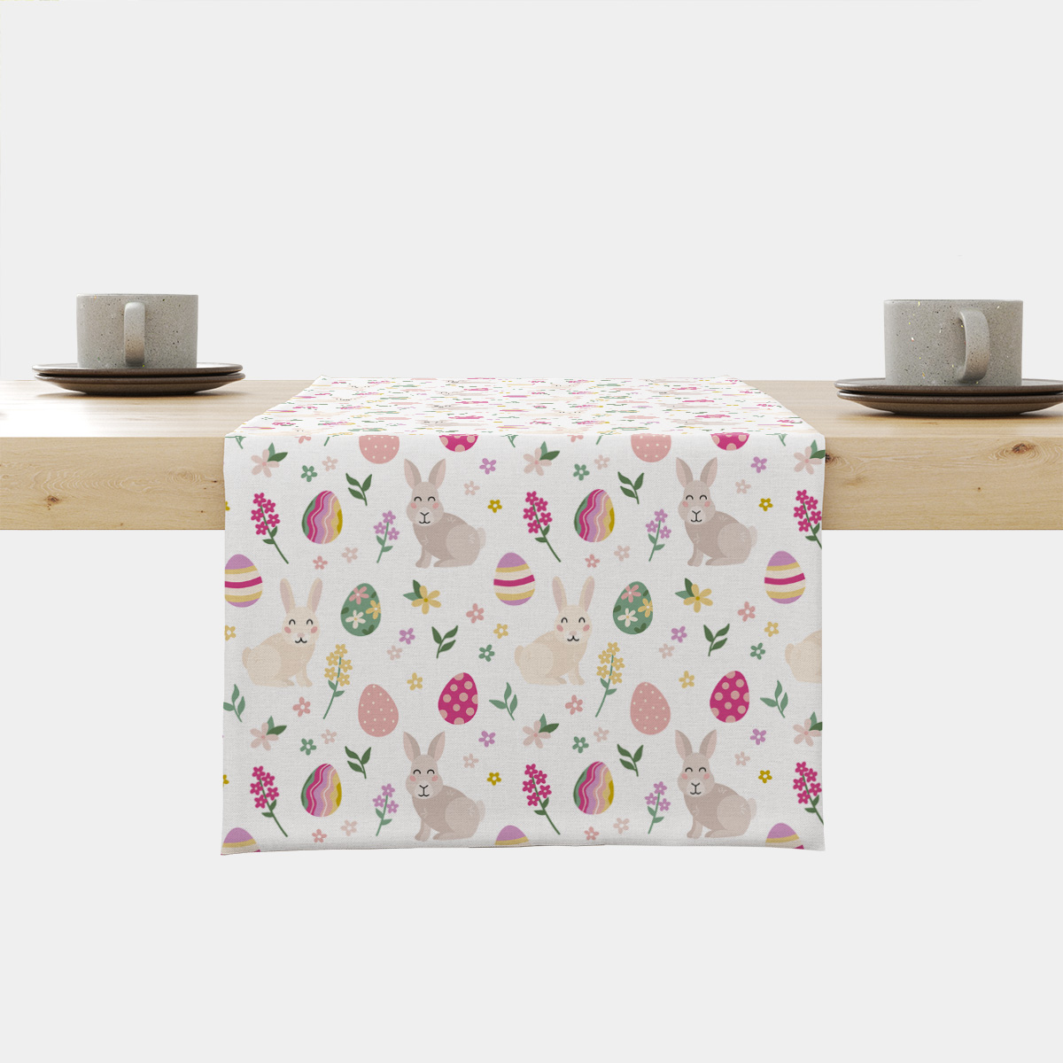 Bieżnik na stół z pastelowym wzorem króliczków i pisanek, ujęcie frontowe na drewnianym stole