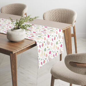 Widok boczny stołu z bieżnikiem i dekoracyjną donicą, pokazany w jasnym wnętrzu