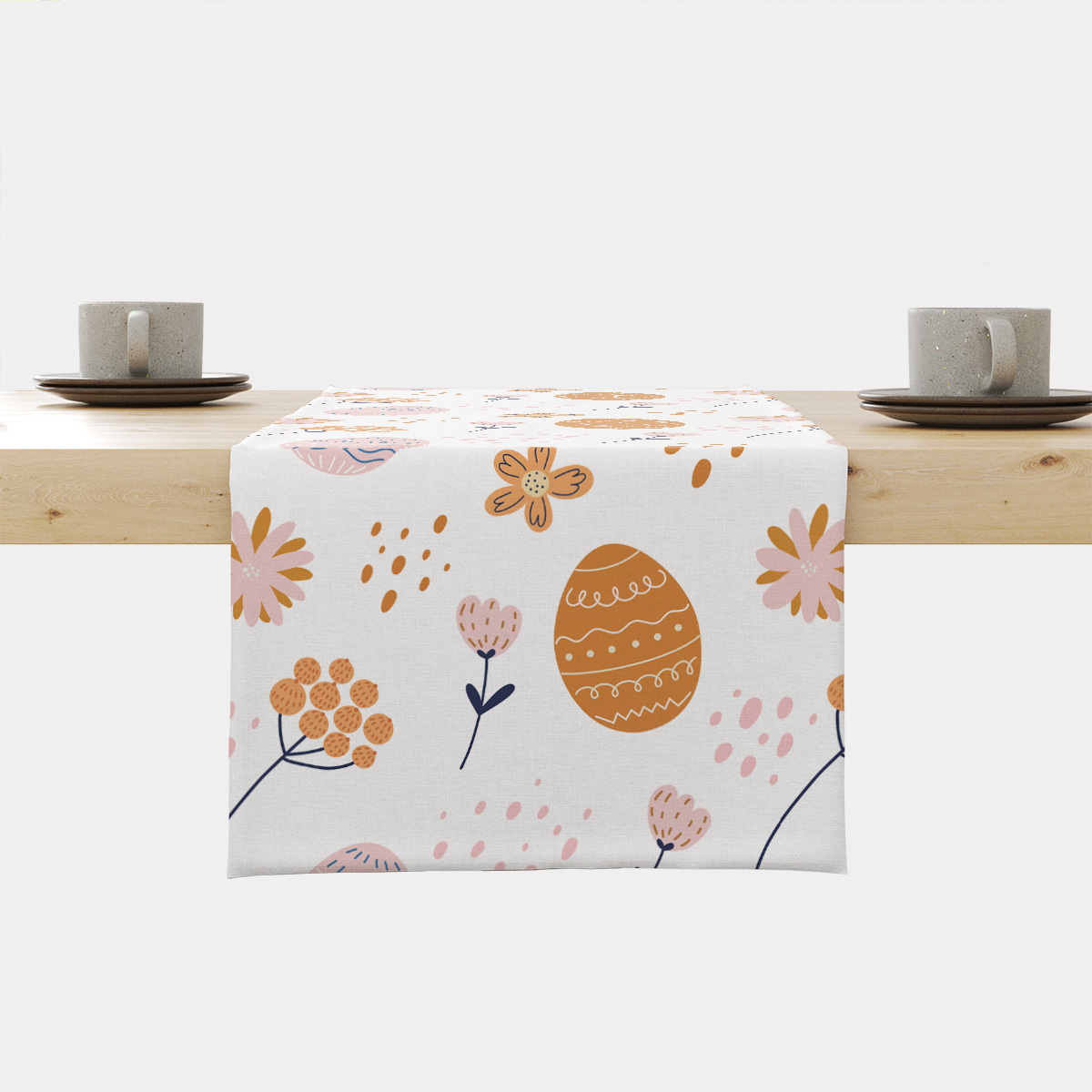 Bieżnik z wzorem pisanek i delikatnych kwiatów rozłożony na stole w głównym ujęciu