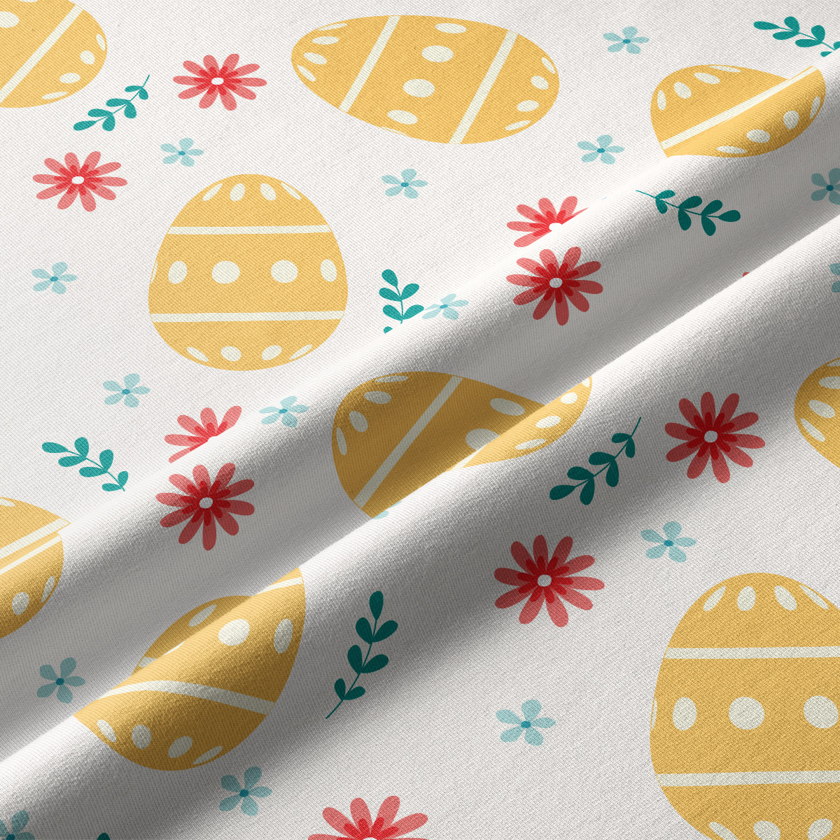 Zbliżenie tkaniny z widoczną strukturą oraz żółtymi pisankami, czerwonymi kwiatami i zielonymi listkami