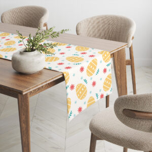 Bieżnik rozciągnięty na stole widoczny z boku, z dekoracyjnym wazonem i krzesłem w tle