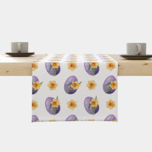 Bieżnik z powtarzającym się wzorem fioletowych pisanek i żonkili rozłożony na drewnianym stole